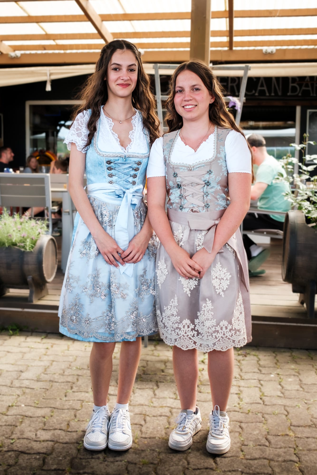 Meine Cousine und ich im Dirndl